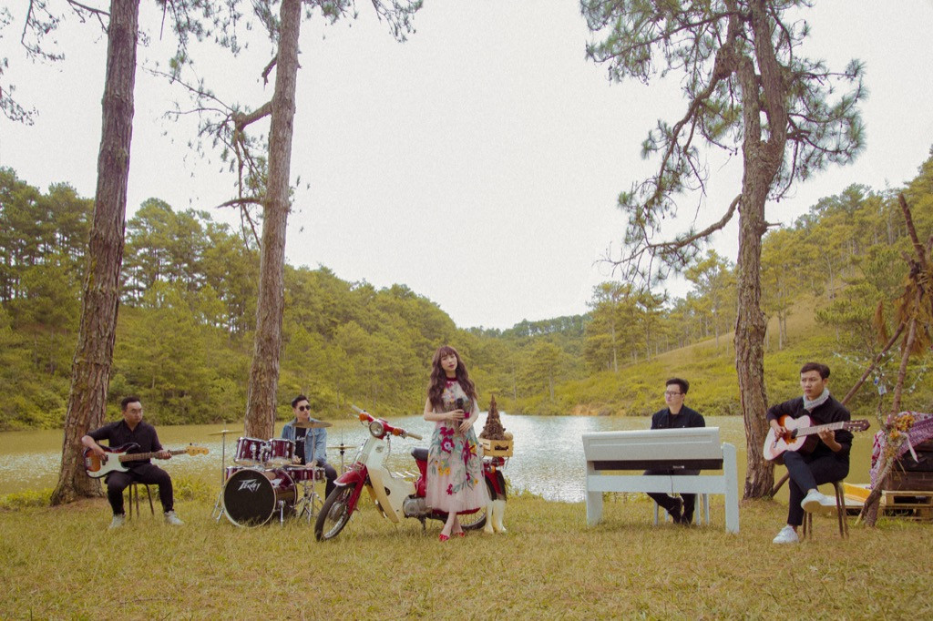 Hoà Minzy bất ngờ tung bản ballad đầy ấm áp tặng fan nhân dịp Giáng sinh ùa về ảnh 3