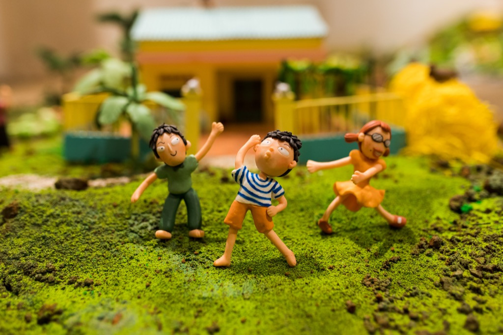 Triển lãm “Thị trấn Hoa Mười Giờ”: Tặng bản thân một vé về miền kí ức tuổi thơ ảnh 2