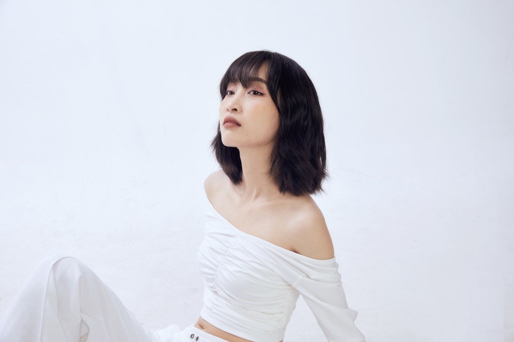 Juky San cover “Hành Tinh Ánh Sáng” của Vũ Cát tường trên nền guitar mộc mạc ảnh 3