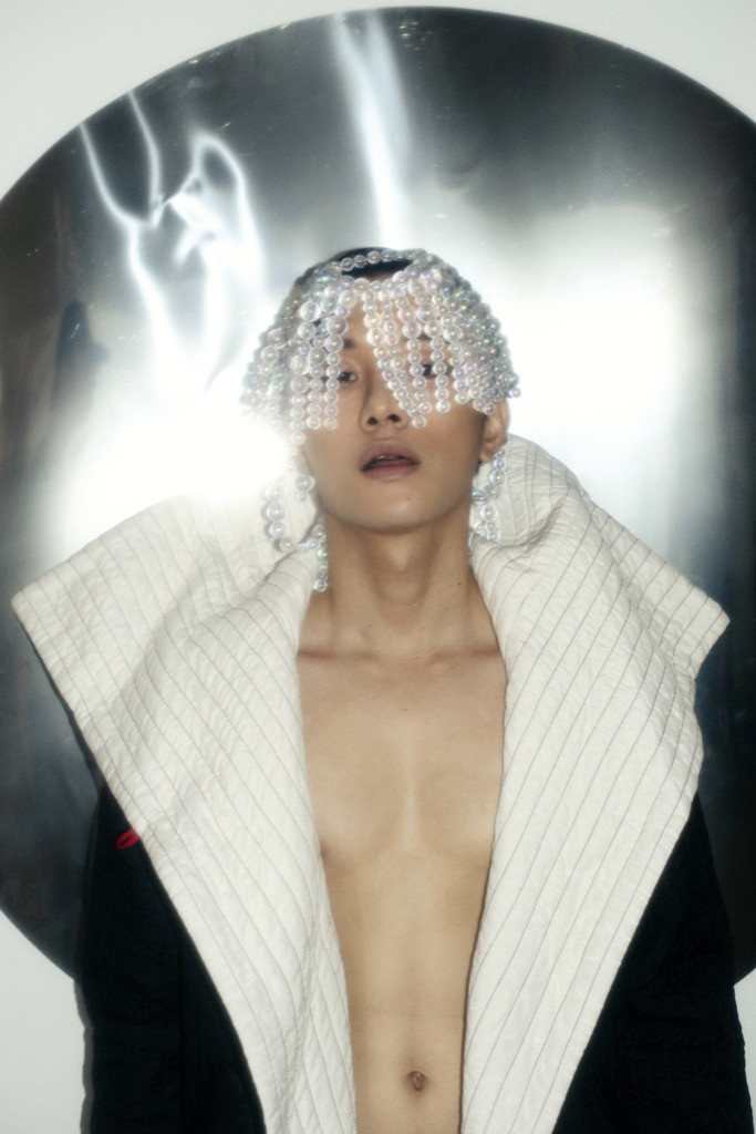 Châu Bùi xuất hiện lạ lẫm với trang phục jumpsuit đầy ma mị trong MV của JUUN D ảnh 1