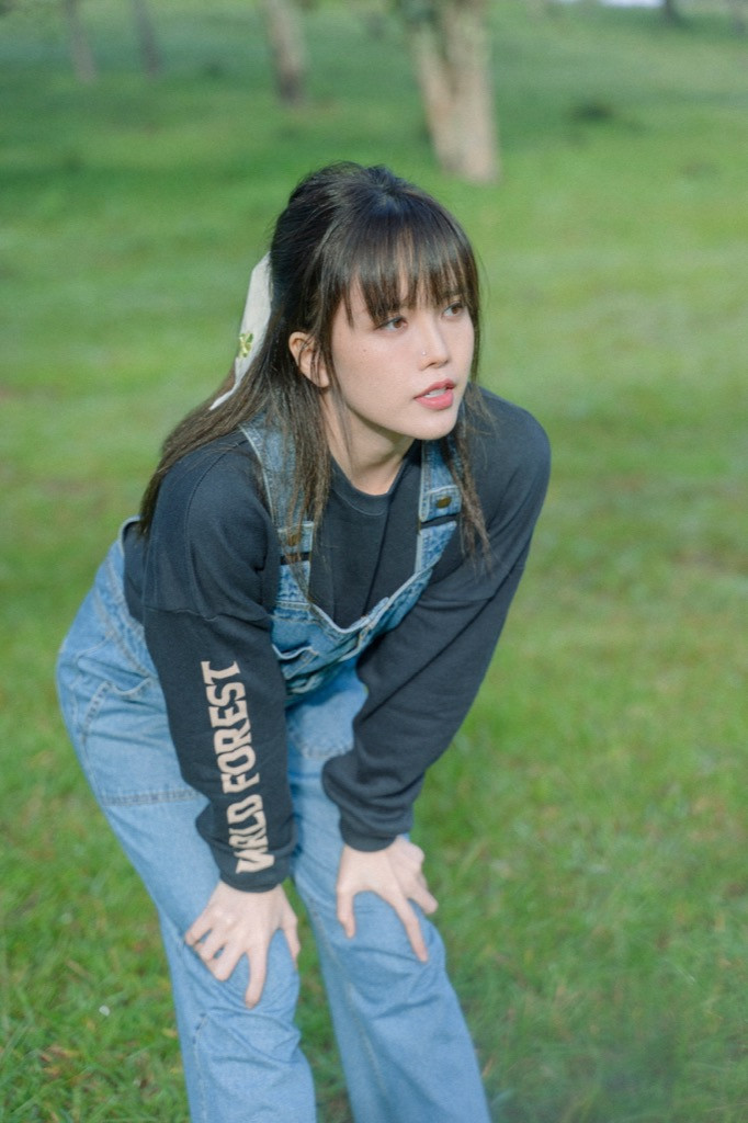 Thiều Bảo Trâm ẩu đả cùng nữ quái trong MV, gợi nhớ phim “Tháng Năm Rực Rỡ“ ảnh 1