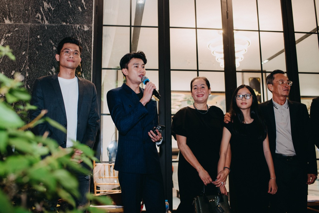 Vừa tặng mẹ 3 tỷ, Quốc Trường lại tự tay tổ chức tiệc mừng 40 năm ngày cưới cho ba mẹ ảnh 3