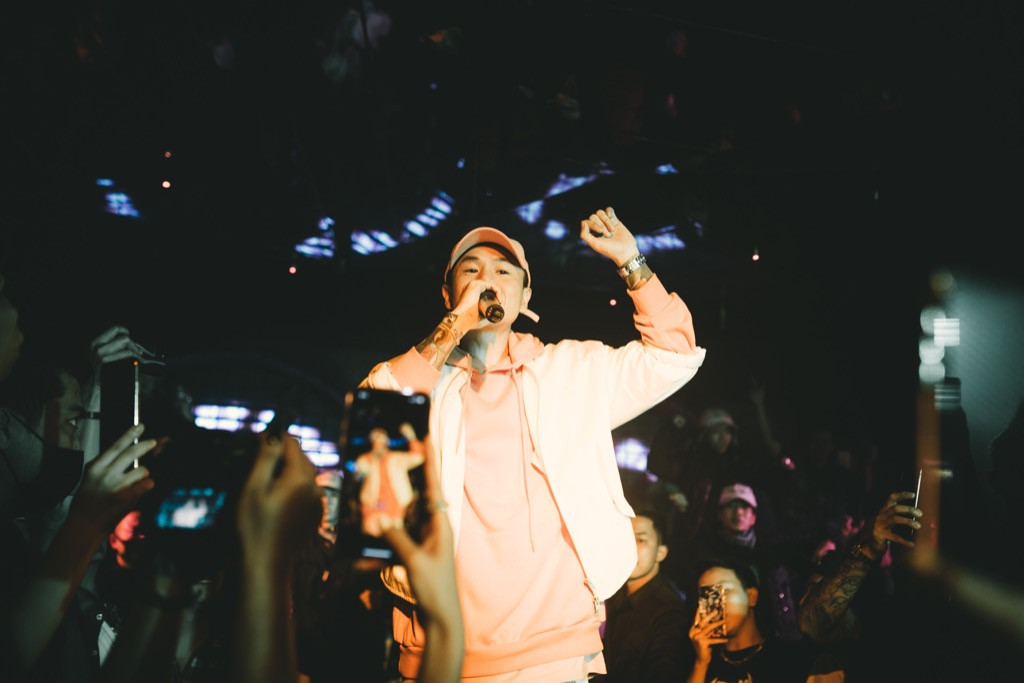 Binz “phủ hồng” sân khấu, hát live cực chất trước vòng Đối đầu tại “Rap Việt“ ảnh 5