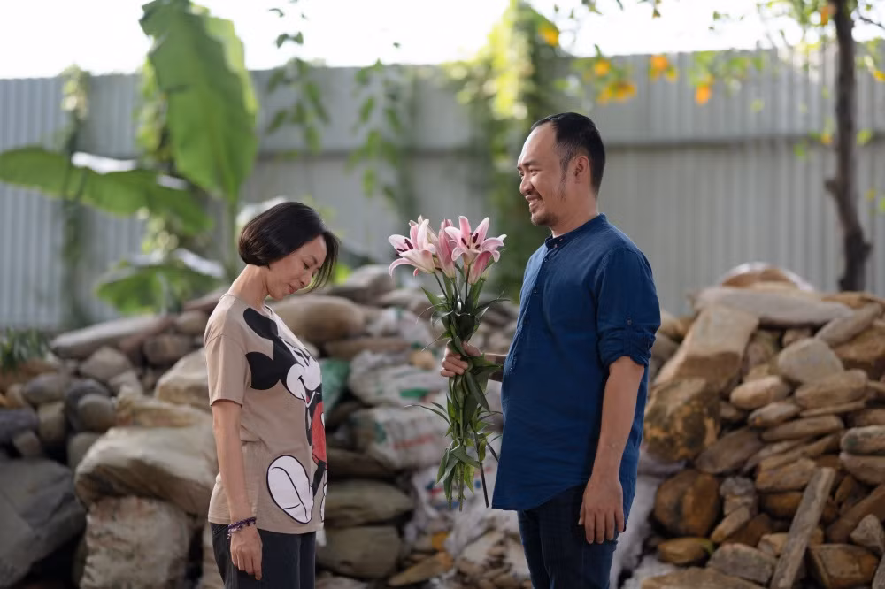 “Chuyện Xóm Tui“: Khán giả bật khóc khi Chí Tài xuất hiện, Thu Trang - Tiến Luật thành đôi ảnh 8