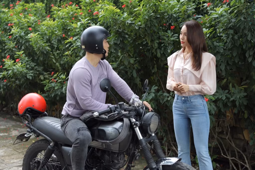 Ưng Hoàng Phúc hóa thầy giáo thể dục nghiêm khắc trong web-drama đóng cùng bà xã ảnh 2