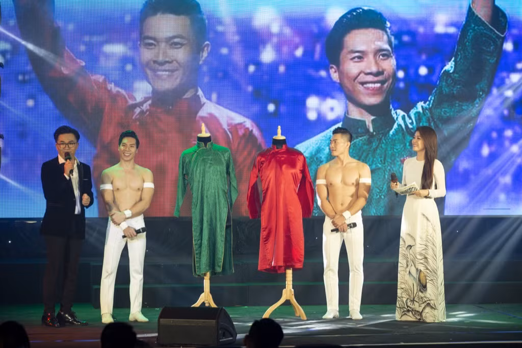 Quốc Cơ - Quốc Nghiệp đấu giá áo mặc tại chung kết Britain’s Got Talent ủng hộ miền Trung ảnh 5
