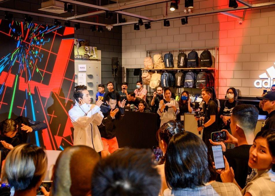 Karik mặc đồ kín bưng, thủ môn Bùi Tiến Dũng hội ngộ đồng đội Tiến Linh tại sự kiện ảnh 4