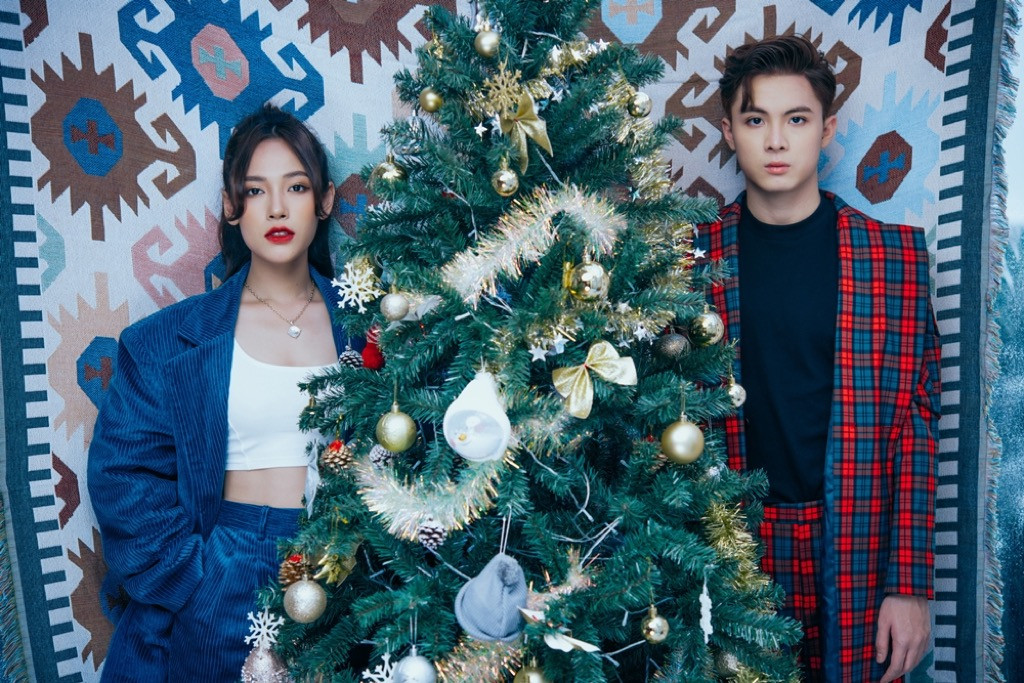 Cara - Noway tung bộ ảnh chào đón Giáng sinh đầu tiên bên nhau sau “Người Ấy Là Ai” ảnh 3