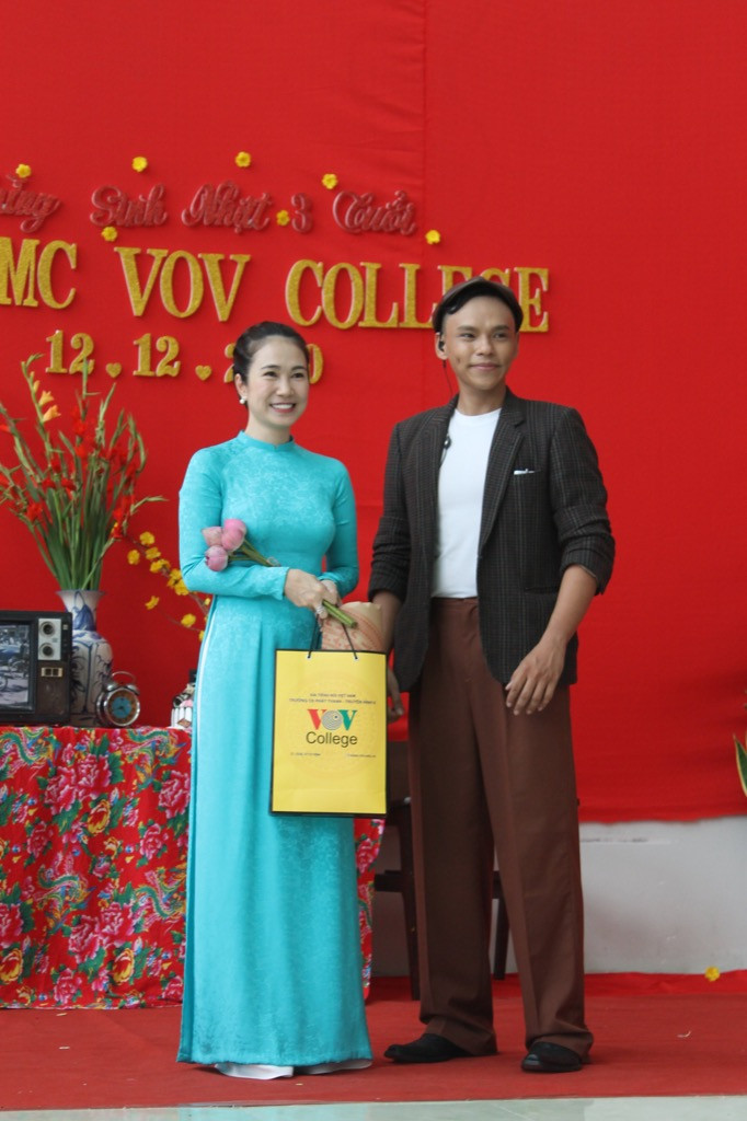MC Thanh Thảo Hugo hội ngộ MC Minh Phúc tại trường xưa, trao học bổng cho các bạn MC trẻ ảnh 4