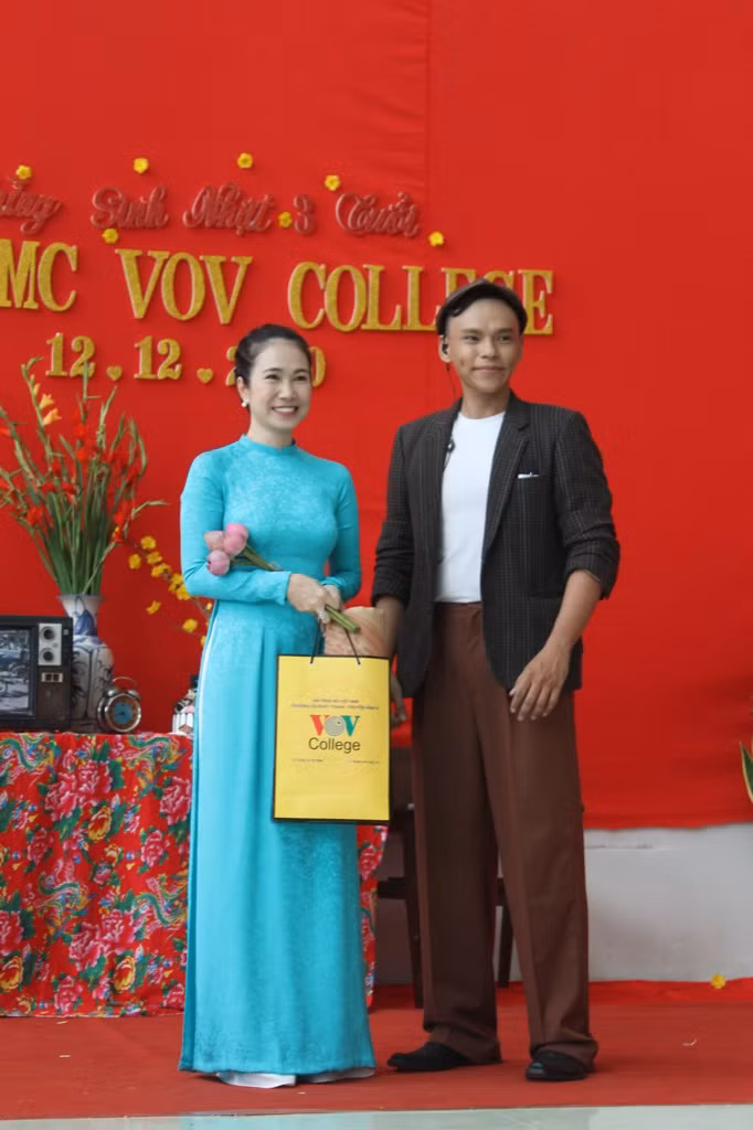 MC Thanh Thảo Hugo hội ngộ MC Minh Phúc tại trường xưa, trao học bổng cho các bạn MC trẻ ảnh 4