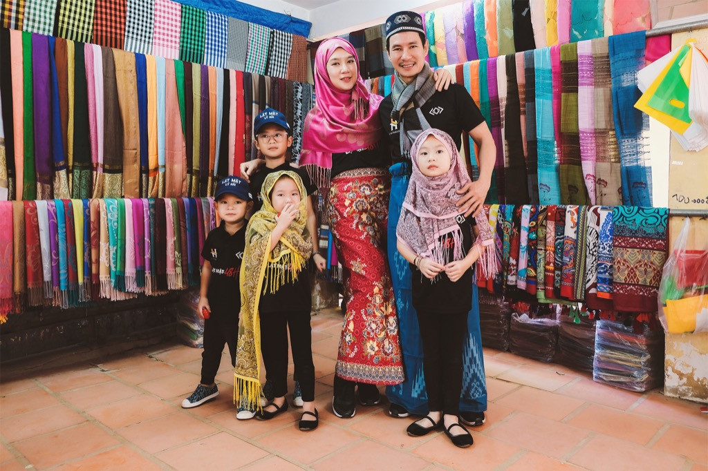 Gia đình Lý Hải sum họp tại phim trường “Lật Mặt - 48H”, cùng diện đồ dân tộc Chăm ảnh 3