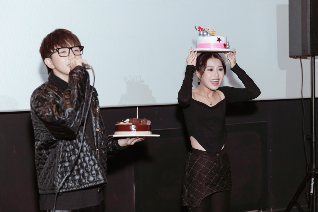 Han Sara rạng rỡ mừng sinh nhật tuổi 20 bên Tùng Maru và hàng trăm fan ảnh 4