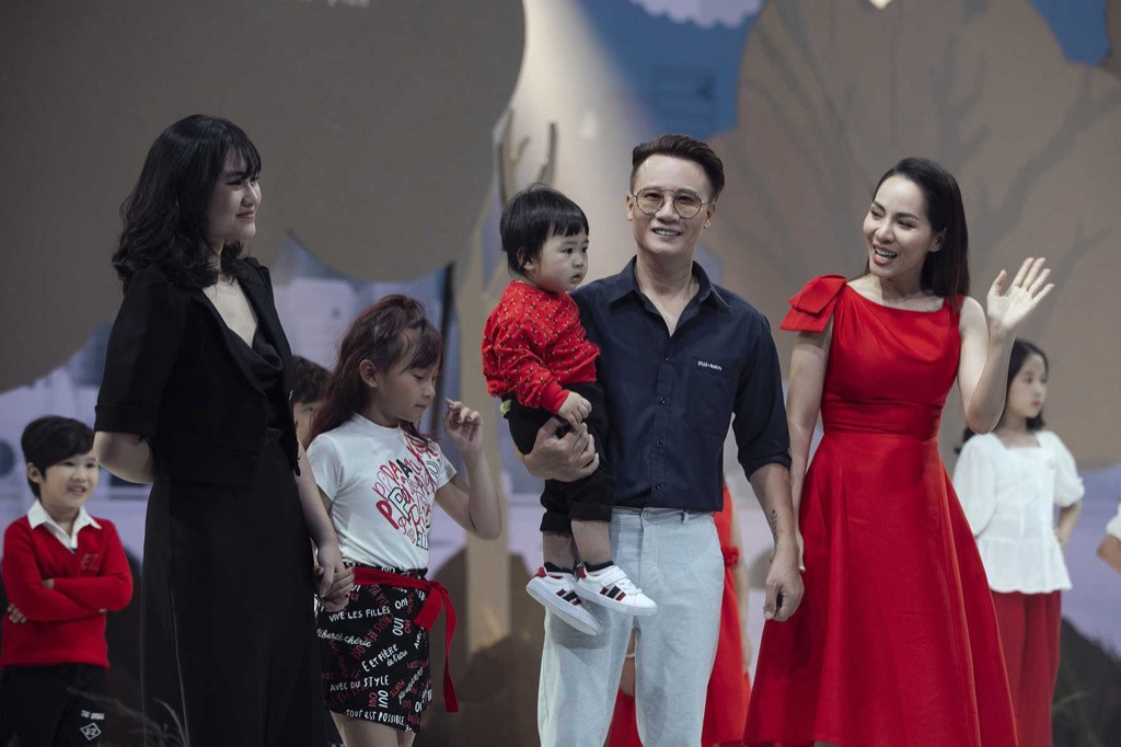 Giữa nhiều thị phi, Hương Giang vẫn tự tin làm vedette sải bước trên sàn catwalk ảnh 12