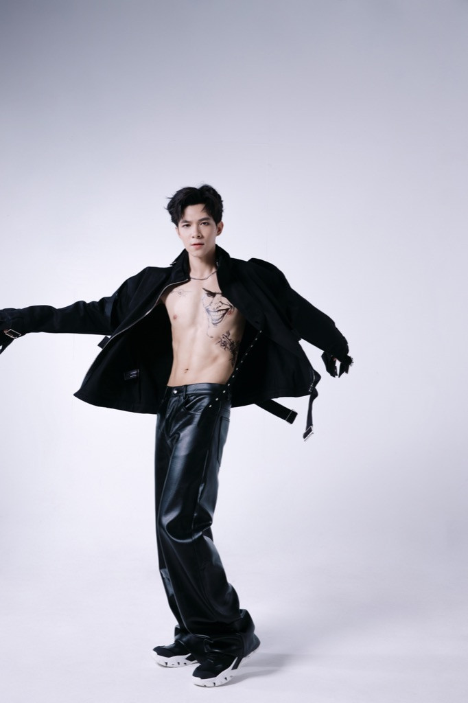 Diễn viên Anh Tú khoe cơ bụng 6 múi săn chắc cực “hot”, dành lời khen cho Châu Bùi ảnh 4