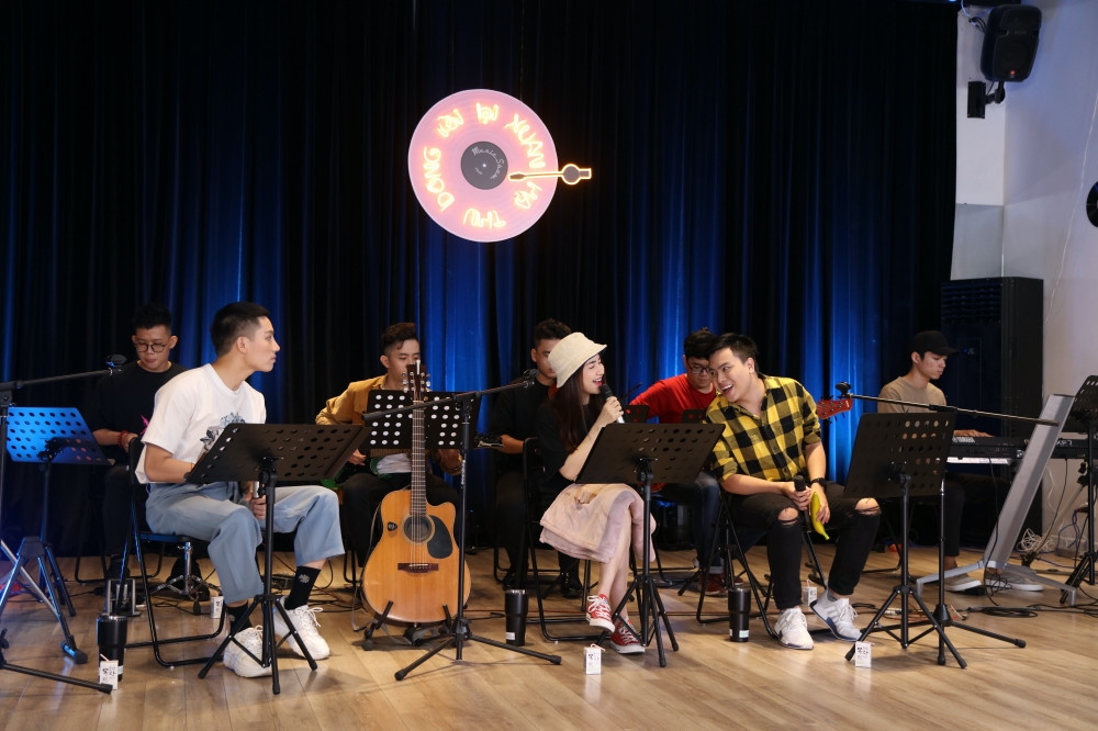 Hòa Minzy, Anh Tú và Hứa Kim Tuyền làm show âm nhạc cực “chill” đón chào năm 2021 ảnh 3