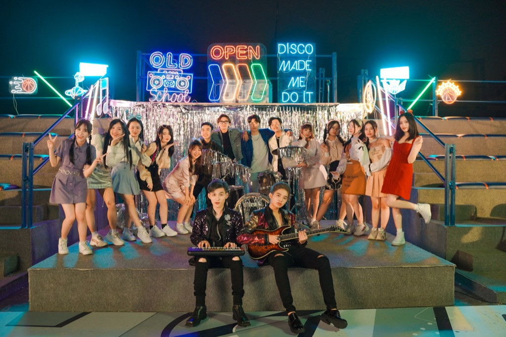 X2X mang sàn nhảy thập niên 90 vào MV mới, mong được Ngô Thanh Vân để ý ảnh 3