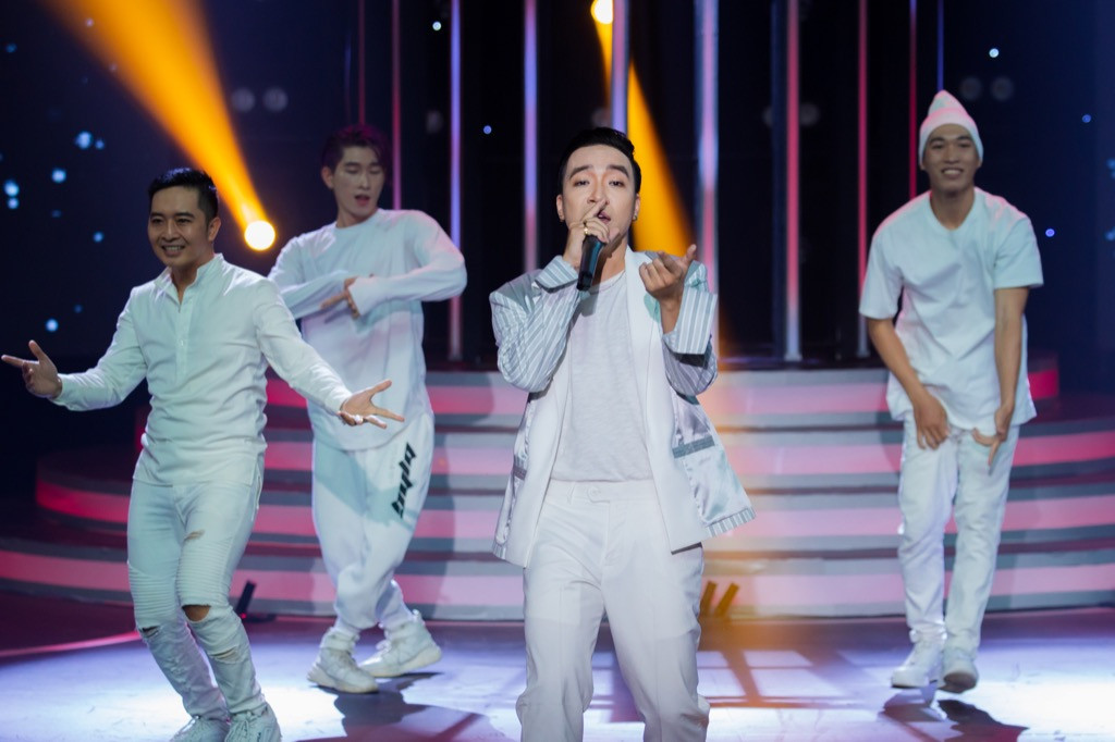 Hết làm “bạn gái” Sơn Tùng M-TP, Cara cải trang thành “Sếp” tại “Gương Mặt Thân Quen“ ảnh 7