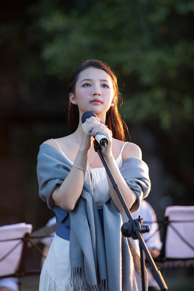 Vừa đạt cúp tại “MAMA 2020”, AMEE tung ngay ca khúc mới kết hợp cùng Hoàng Dũng ảnh 1