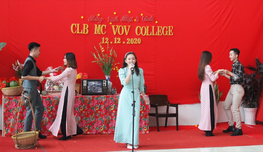 MC Thanh Thảo Hugo hội ngộ MC Minh Phúc tại trường xưa, trao học bổng cho các bạn MC trẻ ảnh 2