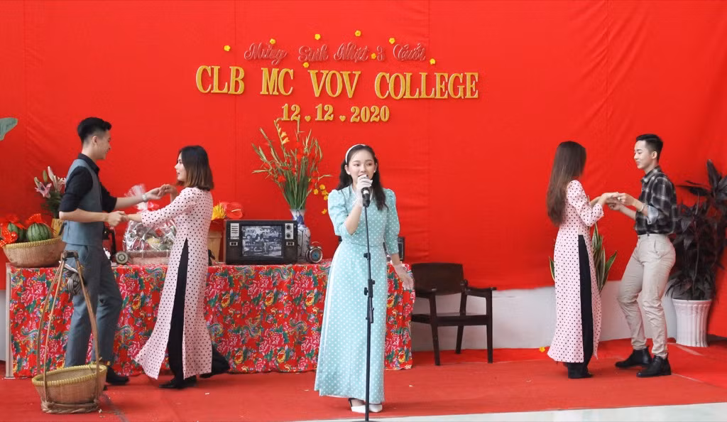 MC Thanh Thảo Hugo hội ngộ MC Minh Phúc tại trường xưa, trao học bổng cho các bạn MC trẻ ảnh 2
