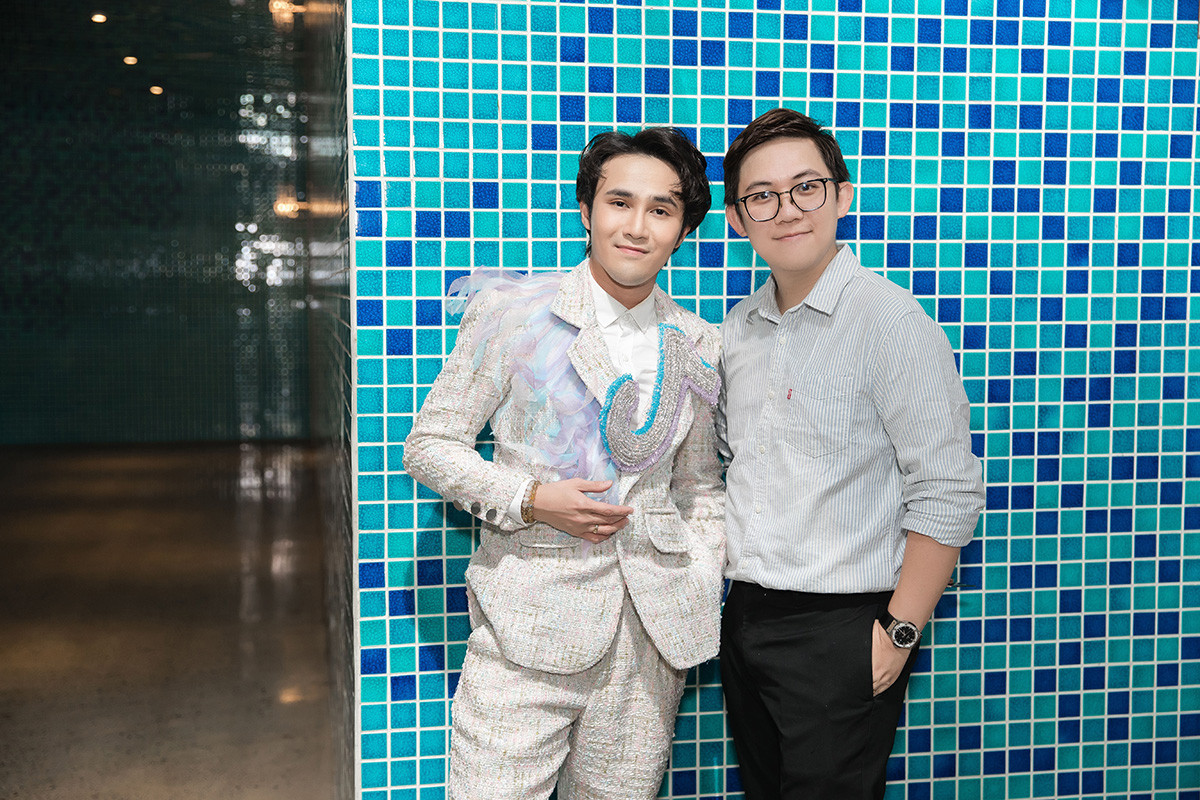 Diện trang phục được đính kết 12 giờ đồng hồ, Huỳnh Lập bị “xin” ngay trên thảm đỏ ảnh 5