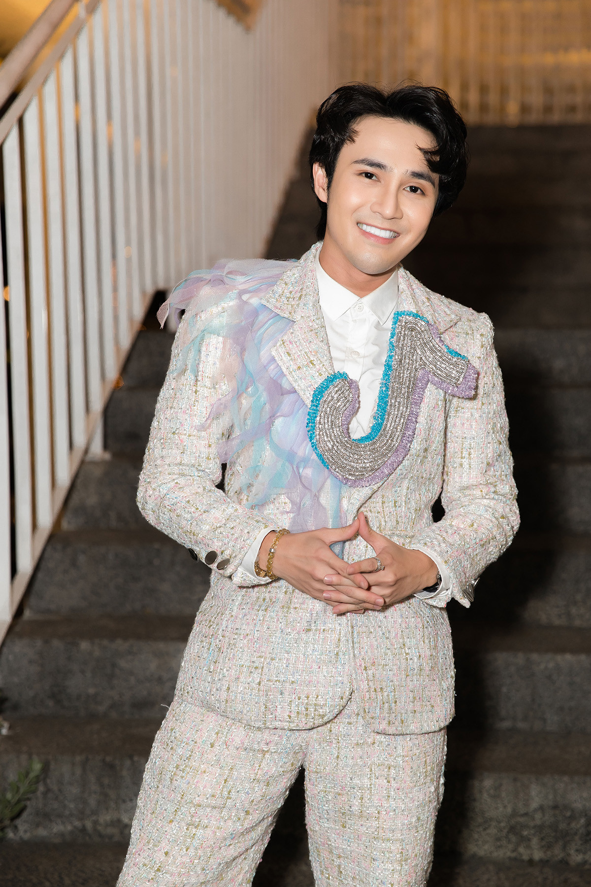 Diện trang phục được đính kết 12 giờ đồng hồ, Huỳnh Lập bị “xin” ngay trên thảm đỏ ảnh 4