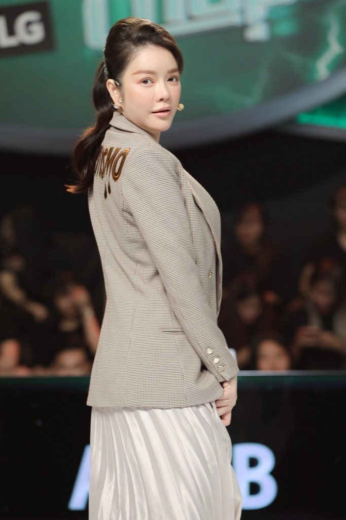 Lý Nhã Kỳ, Hoàng Phi, Mạc Văn Khoa mang dép tổ ong khuấy đảo “Nhanh Như Chớp'' ảnh 5