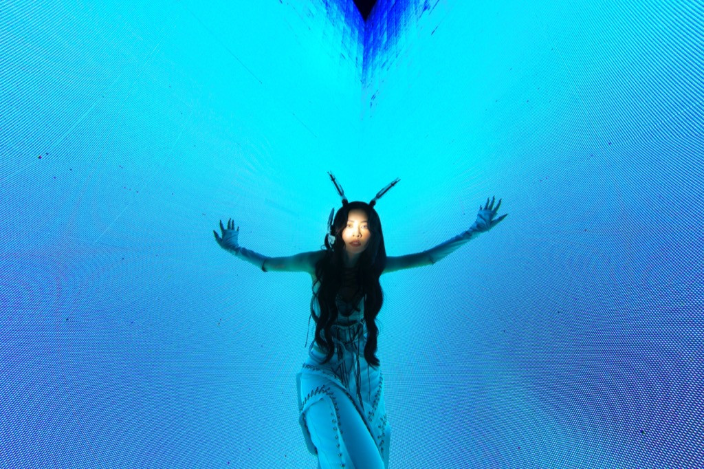 Chi Pu hóa nàng robot xinh đẹp, mang thế giới tương lai đến lễ hội âm nhạc trực tuyến ảnh 4