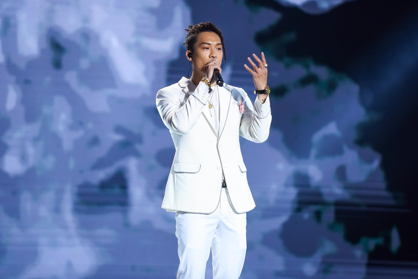 King Of Rap: HIEUTHUHAI đánh bại Lona, Pháo mang mô hình khổng lồ lên sân khấu ảnh 3