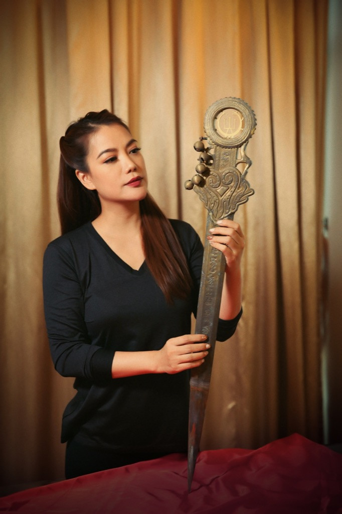 Trương Ngọc Ánh đăng tin "tìm chồng", giới thiệu binh khí của dự án “Trưng Vương“ ảnh 2