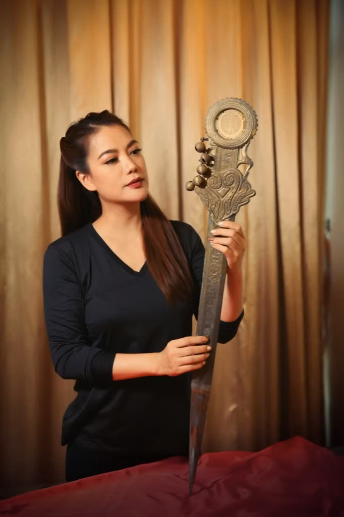 Trương Ngọc Ánh đăng tin "tìm chồng", giới thiệu binh khí của dự án “Trưng Vương“ ảnh 2