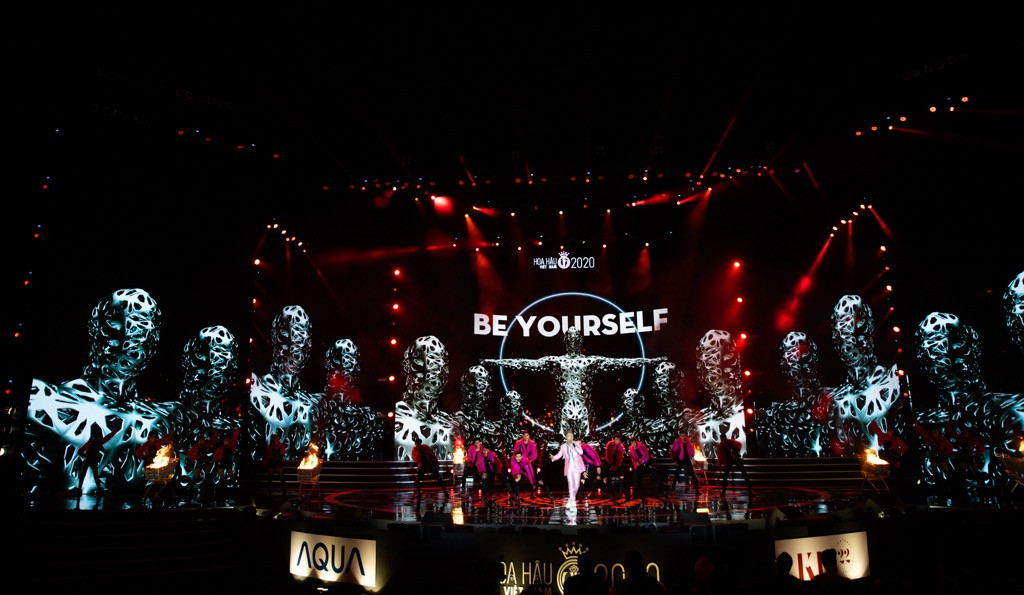 Binz diện vest hồng lịch lãm, mang hit “Bigcityboi” lên sân khấu Hoa hậu Việt Nam 2020 ảnh 5