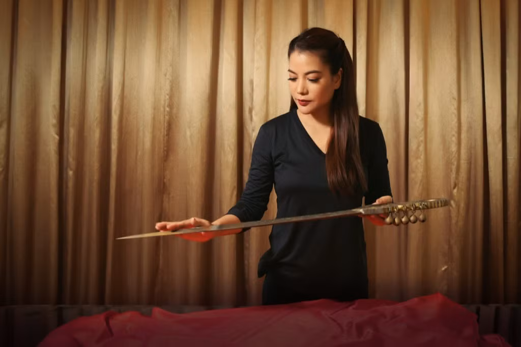Trương Ngọc Ánh đăng tin "tìm chồng", giới thiệu binh khí của dự án “Trưng Vương“ ảnh 1