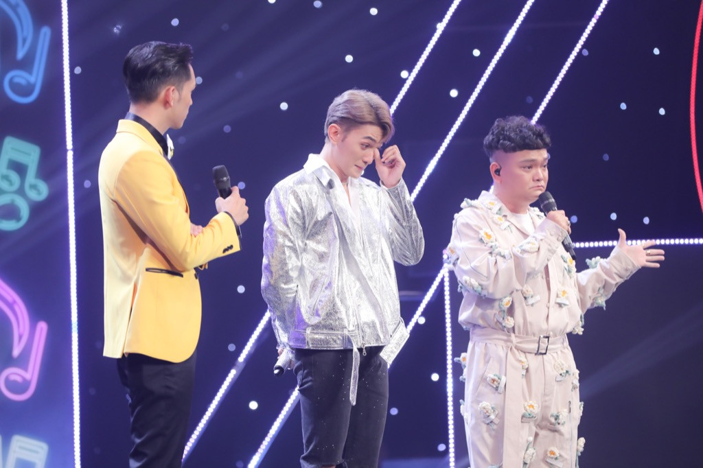 Roy Nguyễn không cầm được nước mắt trên sân khấu "Ca Sĩ Ẩn Danh" Quán quân 4 cuộc thi cay đắng kể chuyện bị khán giả ném trứng, giày dép lên sân khấu ảnh 4