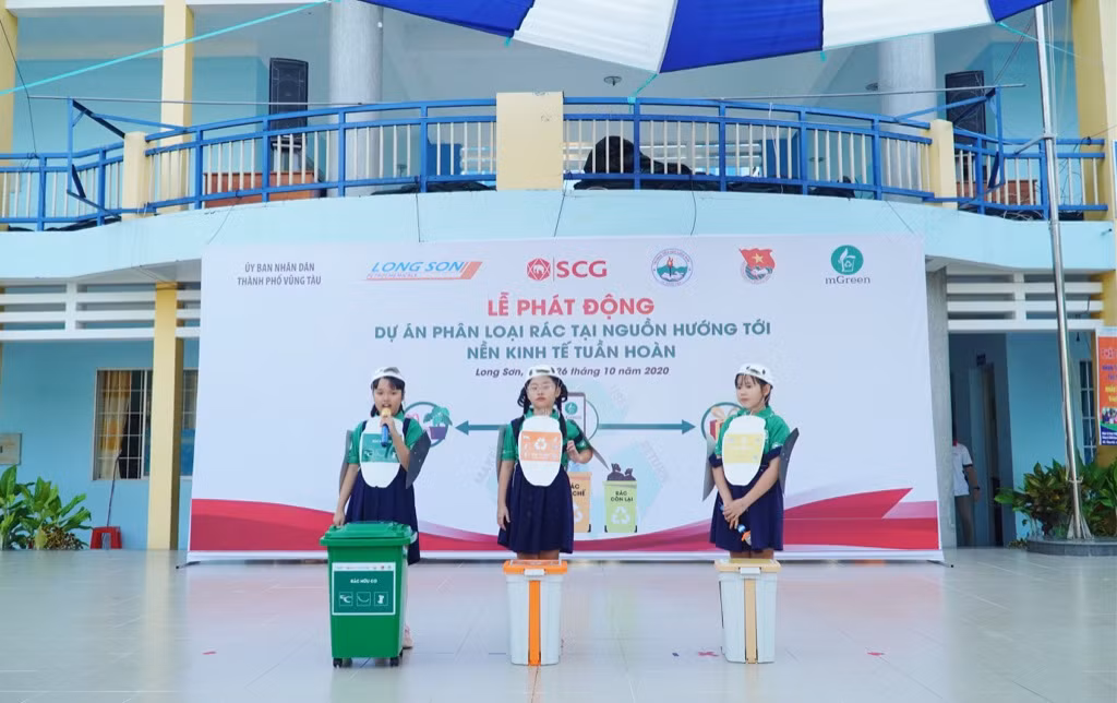 Các bạn học sinh trường tiểu học Long Sơn 2 phân loại rác tại nguồn để tái chế ảnh 3