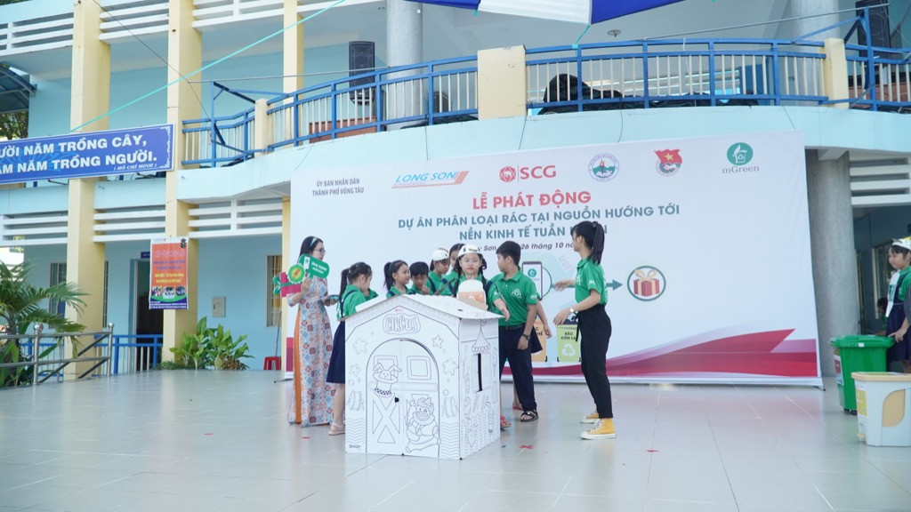 Các bạn học sinh trường tiểu học Long Sơn 2 phân loại rác tại nguồn để tái chế ảnh 2