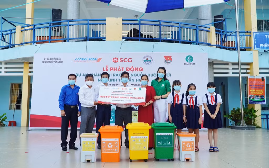 Các bạn học sinh trường tiểu học Long Sơn 2 phân loại rác tại nguồn để tái chế ảnh 1