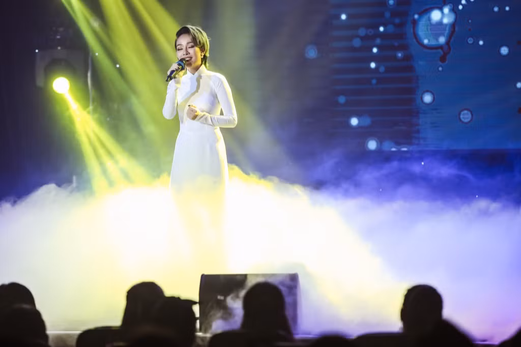 Quốc Cơ - Quốc Nghiệp đấu giá áo mặc tại chung kết Britain’s Got Talent ủng hộ miền Trung ảnh 4
