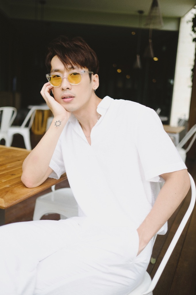 Tuấn Trần gợi ý loạt set đồ cực nam tính dành cho phái mạnh khi đi du lịch biển ảnh 8