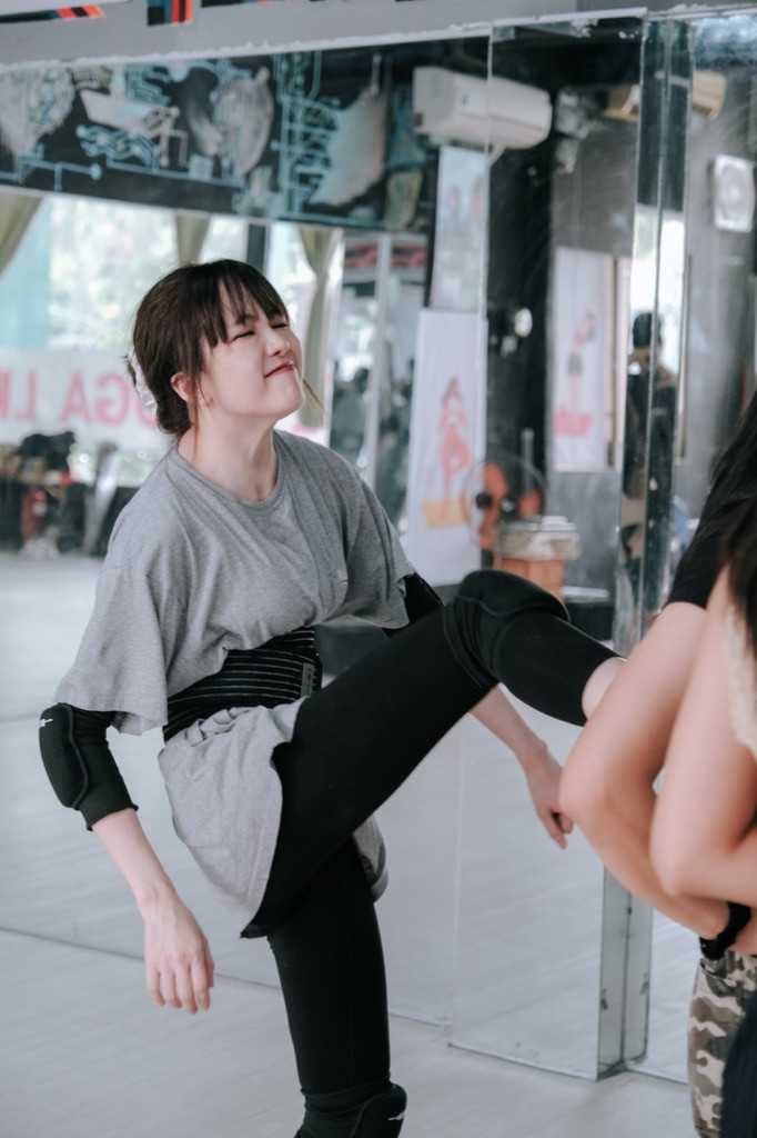 Thiều Bảo Trâm bị đánh tơi tả trong hậu trường chuẩn bị cho sản phẩm trở lại đầy gai góc ảnh 4