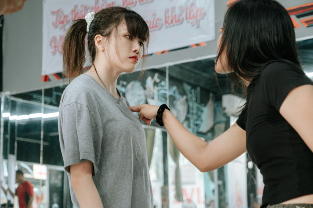 Thiều Bảo Trâm bị đánh tơi tả trong hậu trường chuẩn bị cho sản phẩm trở lại đầy gai góc ảnh 2