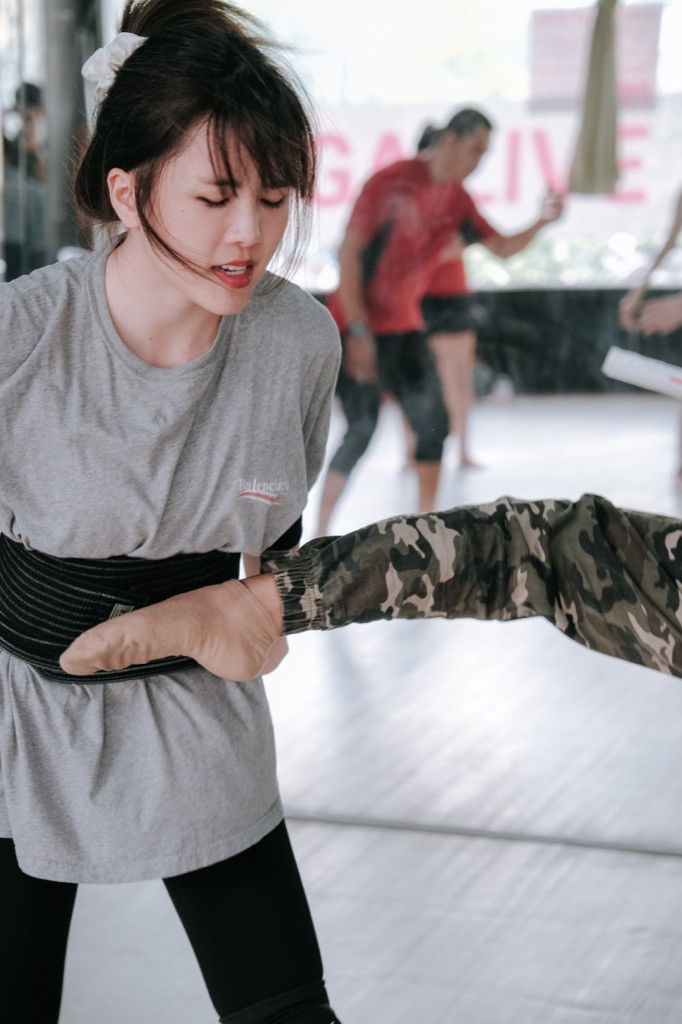 Thiều Bảo Trâm bị đánh tơi tả trong hậu trường chuẩn bị cho sản phẩm trở lại đầy gai góc ảnh 6