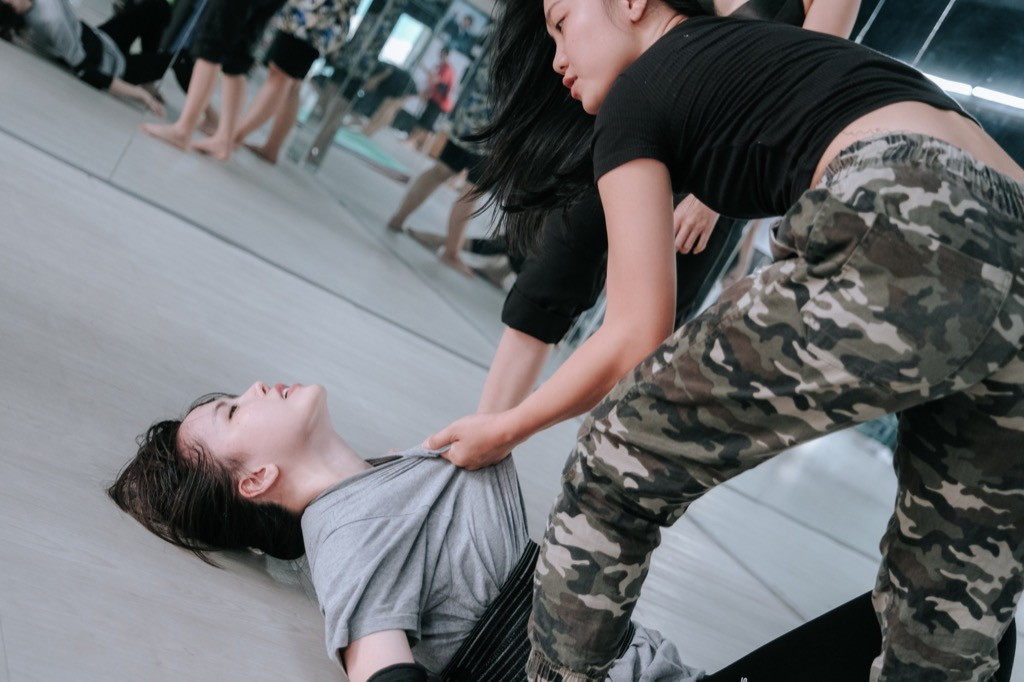 Thiều Bảo Trâm bị đánh tơi tả trong hậu trường chuẩn bị cho sản phẩm trở lại đầy gai góc ảnh 5