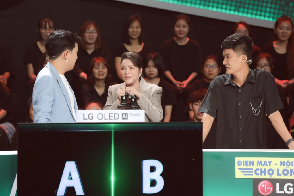 Lý Nhã Kỳ, Hoàng Phi, Mạc Văn Khoa mang dép tổ ong khuấy đảo “Nhanh Như Chớp'' ảnh 3