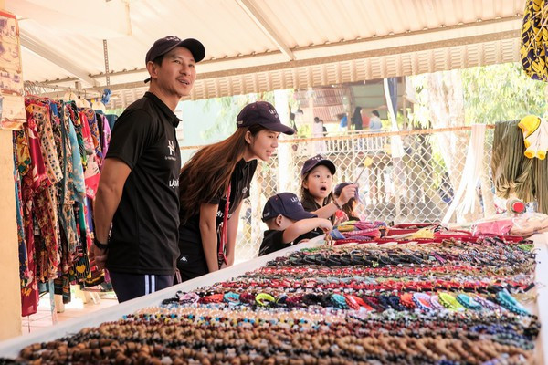 Gia đình Lý Hải sum họp tại phim trường “Lật Mặt - 48H”, cùng diện đồ dân tộc Chăm ảnh 5