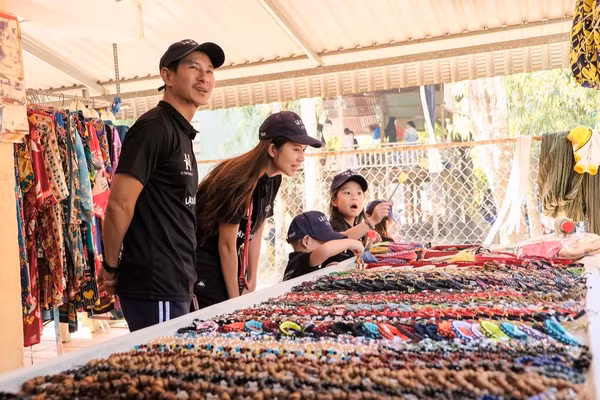 Gia đình Lý Hải sum họp tại phim trường “Lật Mặt - 48H”, cùng diện đồ dân tộc Chăm ảnh 5