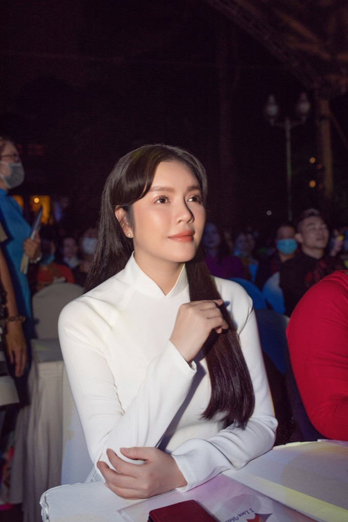 Lý Nhã Kỳ trông “hack tuổi” khi diện trang phục áo dài trắng tham dự Lễ hội Áo dài ảnh 4