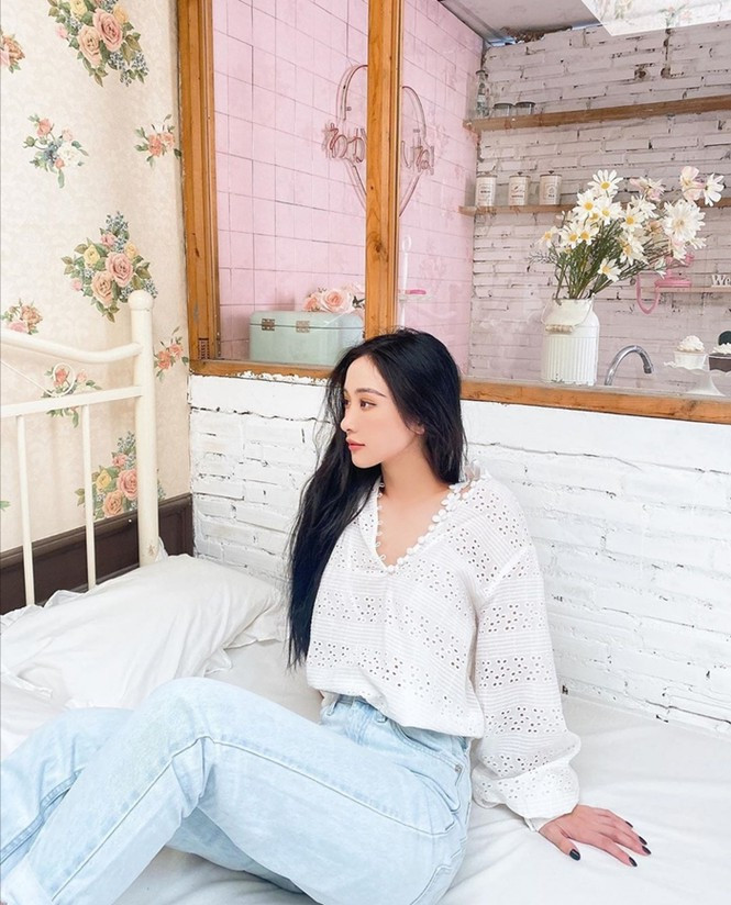 Bật lên với hình tượng ngọc nữ từ phim "Tháng Năm Rực Rỡ", Jun Vũ thu hút fan bởi nét đẹp trong sáng, nhẹ nhàng Jun Vũ đảm nhận vai hồ ly mê hoặc trai đẹp Isaac trong MV đậm màu liêu trai ảnh 1