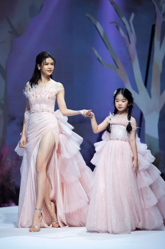 Giữa nhiều thị phi, Hương Giang vẫn tự tin làm vedette sải bước trên sàn catwalk ảnh 6