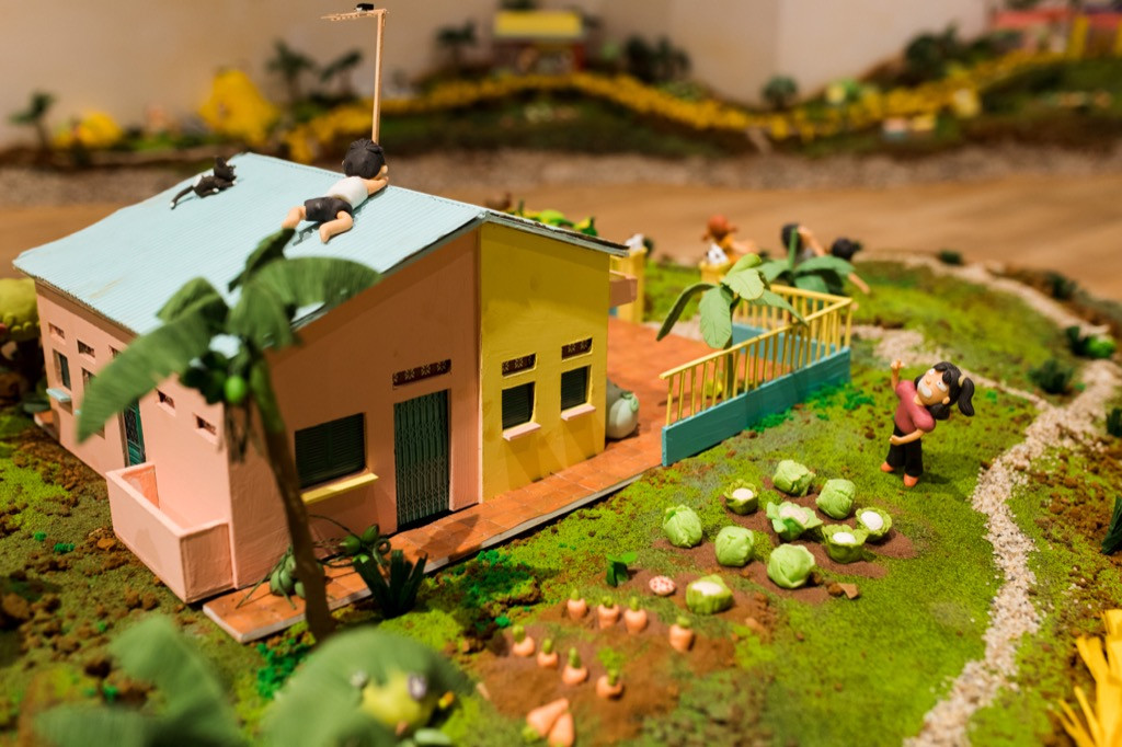 Triển lãm “Thị trấn Hoa Mười Giờ”: Tặng bản thân một vé về miền kí ức tuổi thơ ảnh 3